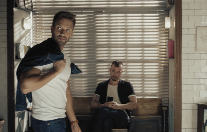 Pablo Alborán in a barbershop